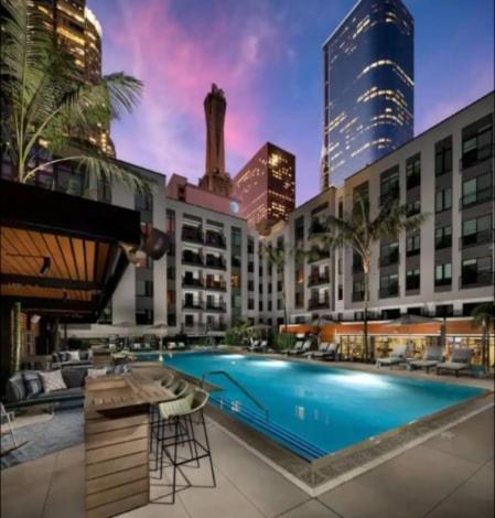 Chic 3-bed With Pool & Hot Tub In Heart Of Dtla Apartment
